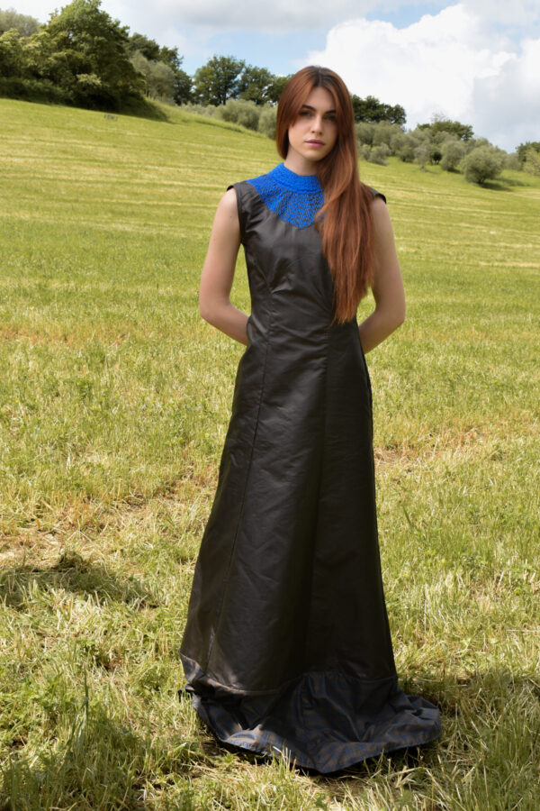 Abito aderente sulla vita e svasatura che parte dai fianchi