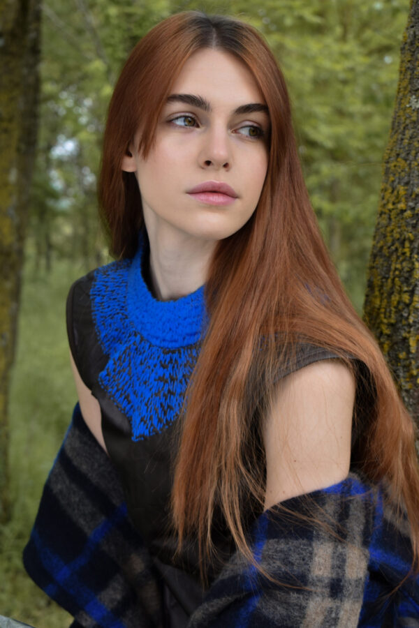 Manipolazione sul colletto e sul girocollo con impunture con filo in lana blu elettrico