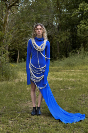 Abita aderente in lycra blu elettrico con spacco laterale e strascico