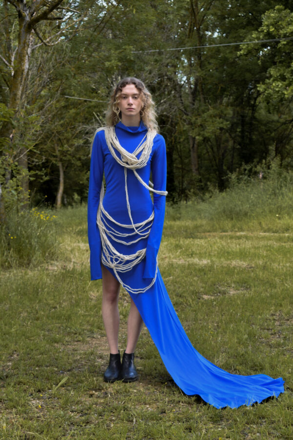 Abita aderente in lycra blu elettrico con spacco laterale e strascico