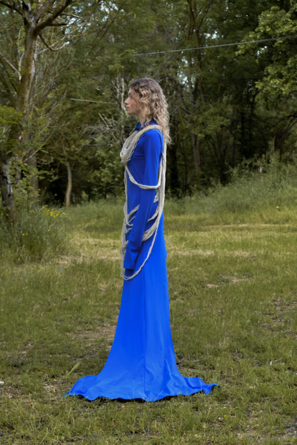 Maniche aderenti e lunghe da coprire la mano