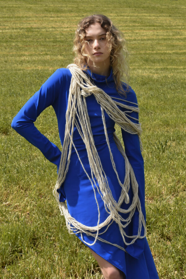 Applicazione di fili di lana color panna da mettere intorno ad abito ( removibile essendo due pezzi separati)