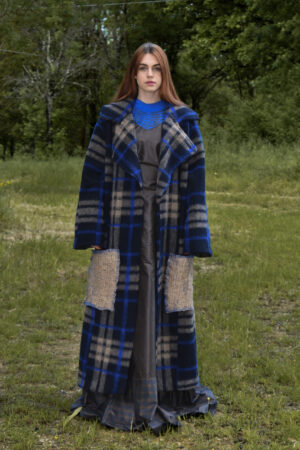 Cappotto over size in lana cotta fantasia a quadri grigio, nero e blu elettrico