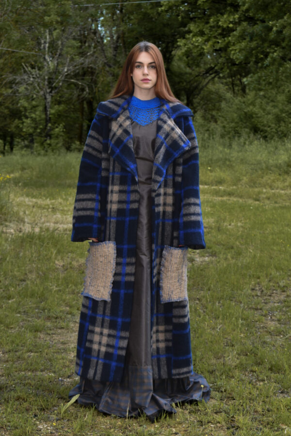 Cappotto over size in lana cotta fantasia a quadri grigio, nero e blu elettrico