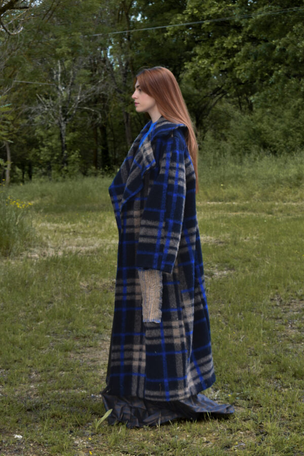 Tasche a toppa in un tessuto creato da fili di corda