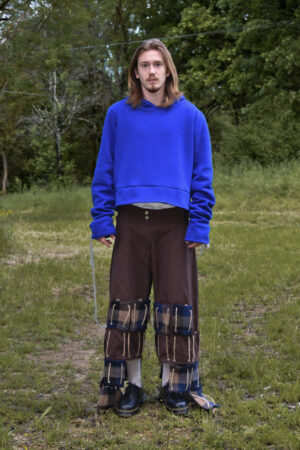 Vita media con cinturino alto, due bottoni a pressione argento e zip con fischio.